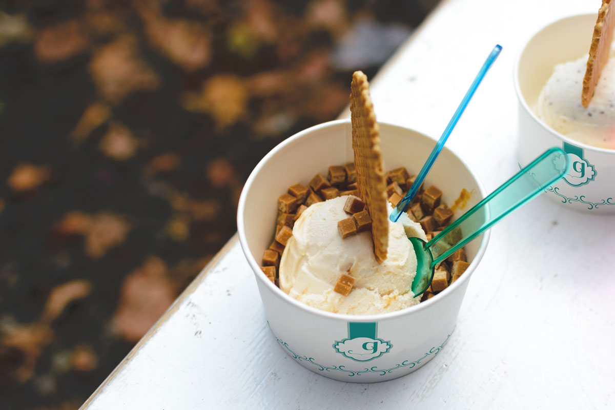 coppetta gelato con marchio glacier contestualizzata